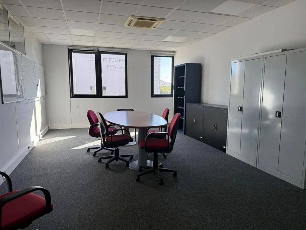 Location Bureaux 96 m² - Photo 1