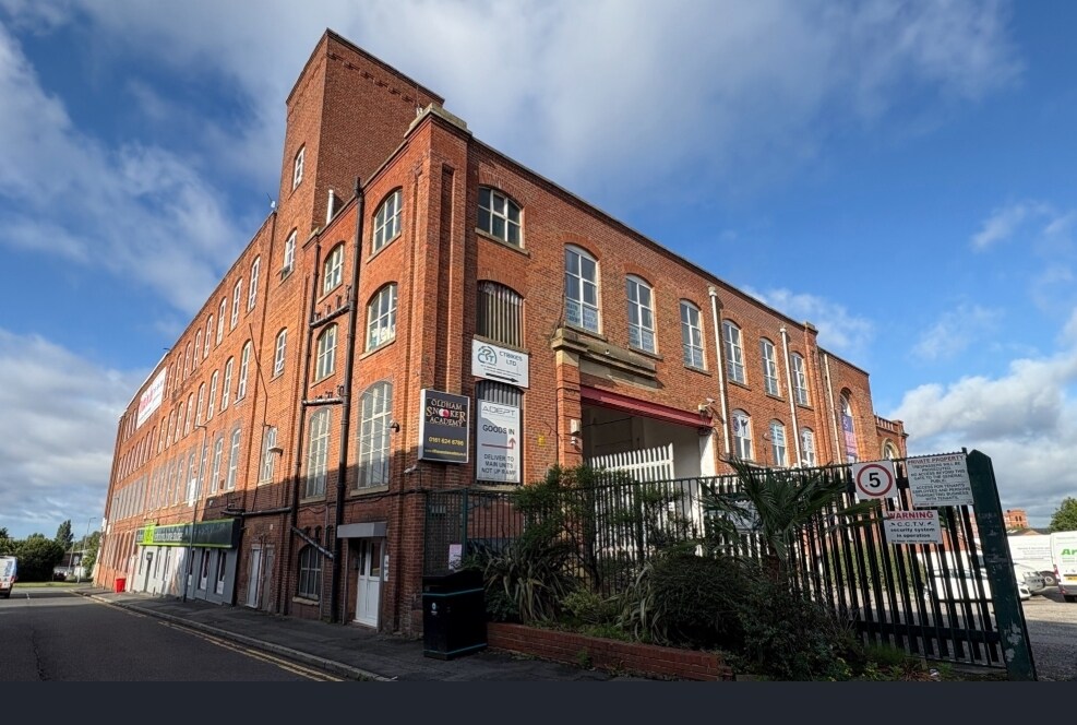 Osborne St, Oldham to rent Building Photo- Image 1 of 7