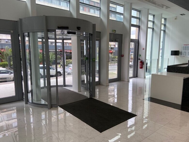 Office in Boulogne-Billancourt to rent - Lobby - Image 3 of 6
