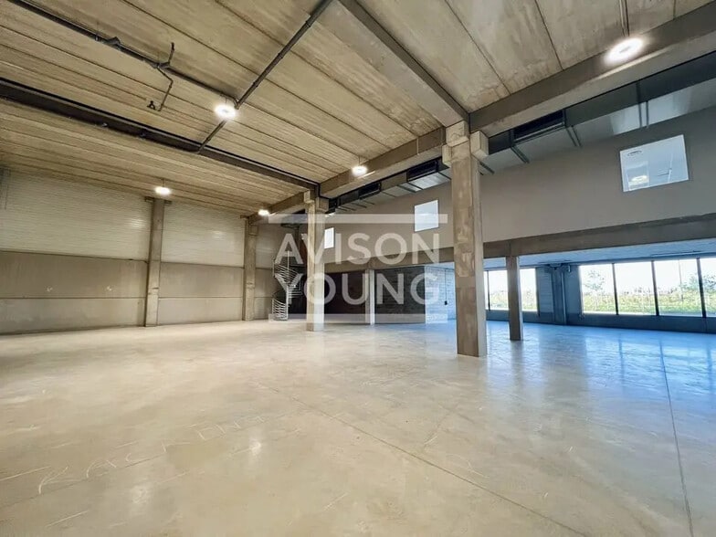 Light Industrial in to rent - Interior Photo - Image 3 of 12