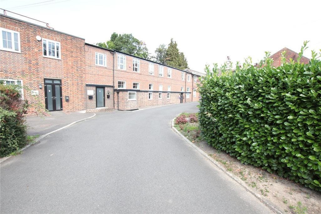 Felcourt Rd, East Grinstead to rent Building Photo- Image 1 of 6