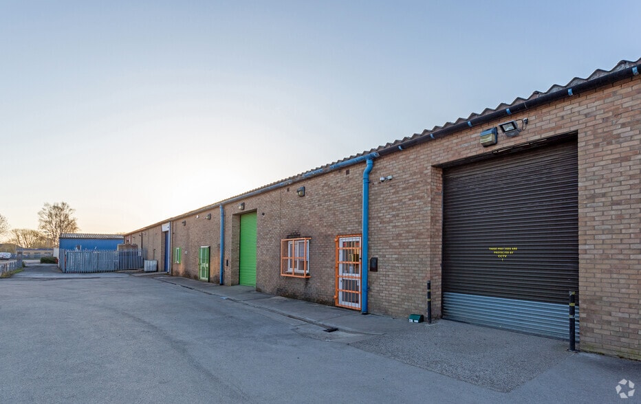 1-9 Chieftain Way, Lincoln to rent - Building Photo - Image 3 of 6