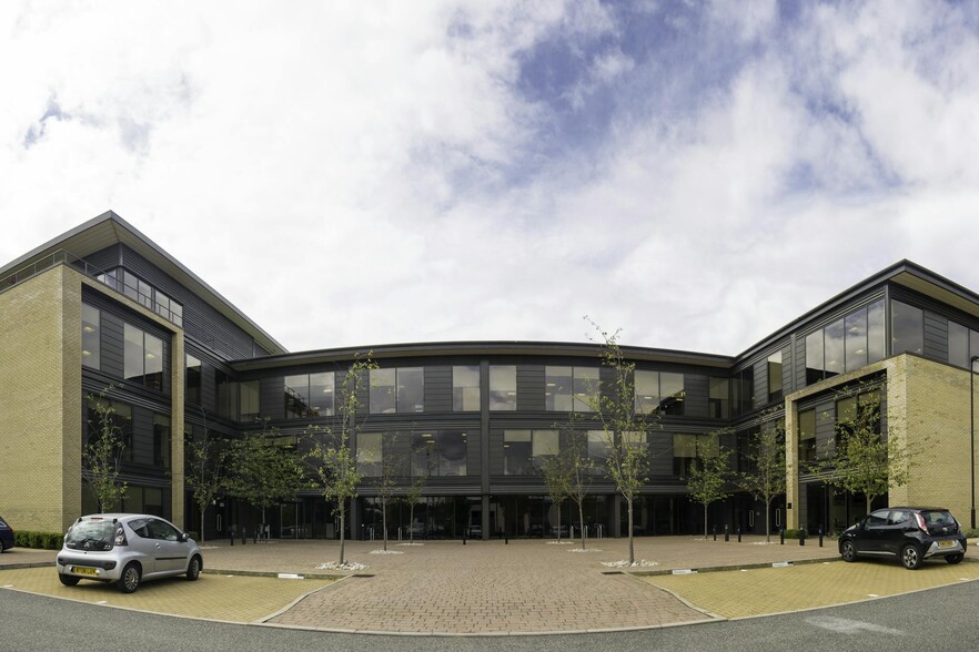 1 Seebeck Pl, Milton Keynes for rent - Building Photo - Image 1 of 3