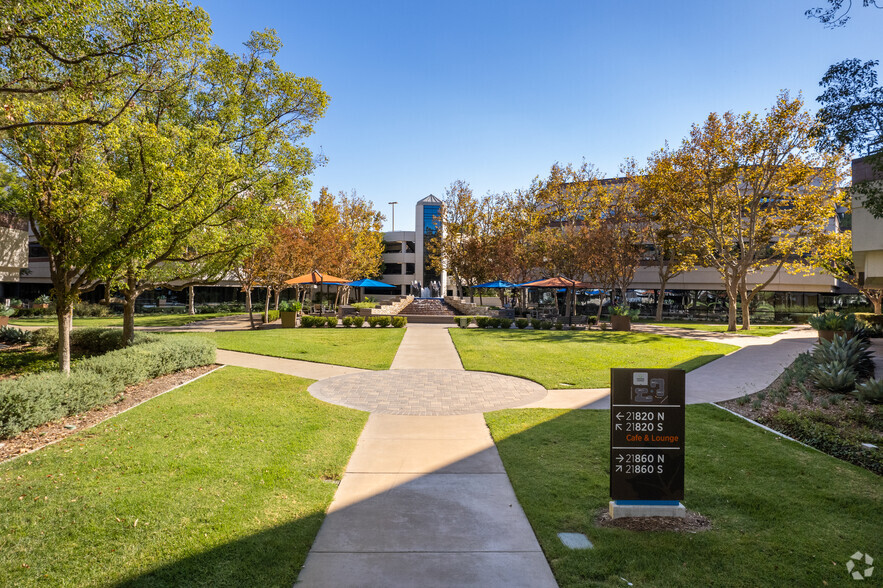 21820 Burbank Blvd, Woodland Hills, CA for rent - Building Photo - Image 1 of 7