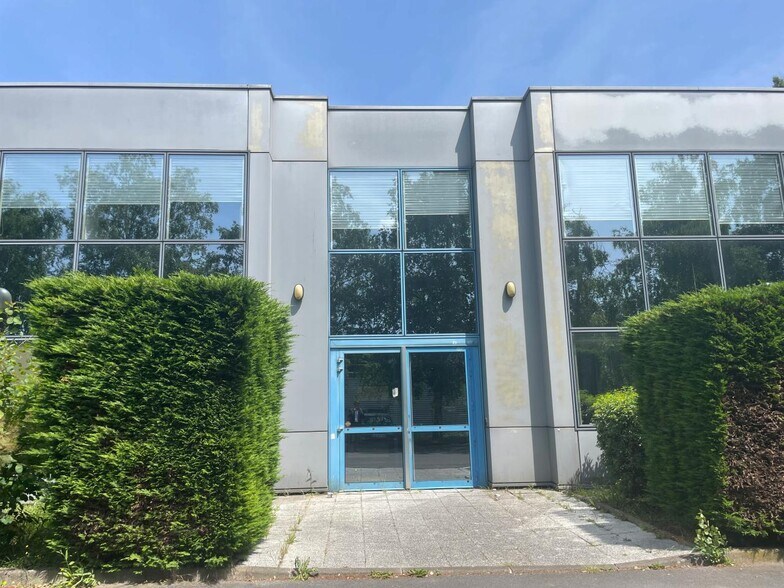 Light Industrial in Tremblay-en-France to rent - Building Photo - Image 2 of 11