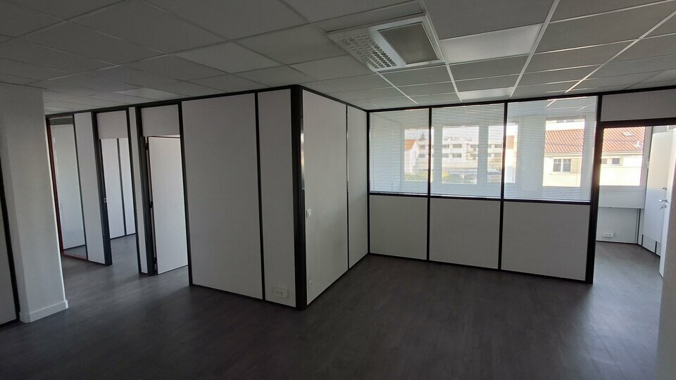 2-4 Rue Du Colonnel Chambonnet, Bron to rent - Interior Photo - Image 3 of 7