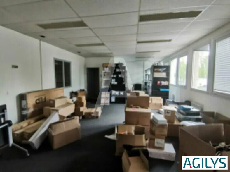 Light Industrial in Coignières to rent - Interior Photo - Image 3 of 3