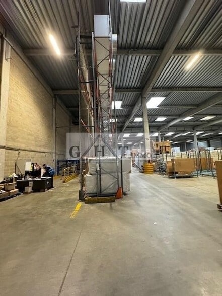 Industrial in Combs-la-Ville to rent - Building Photo - Image 1 of 3
