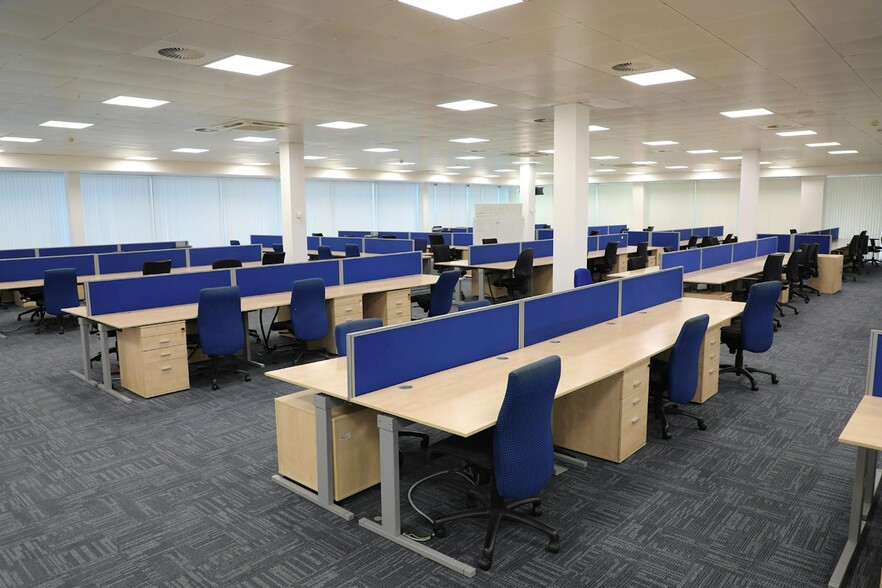 2 Millshaw Park Ln, Leeds to rent - Interior Photo - Image 3 of 7