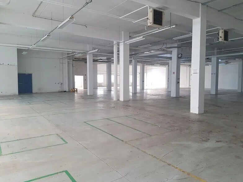 Light Industrial in Villepinte for sale - Interior Photo - Image 3 of 6