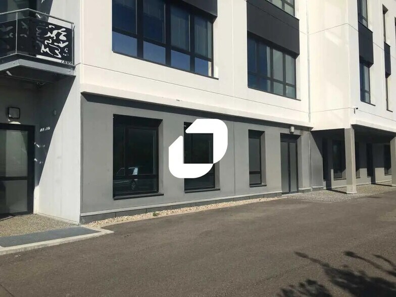 Office in Genas to rent - Building Photo - Image 3 of 8