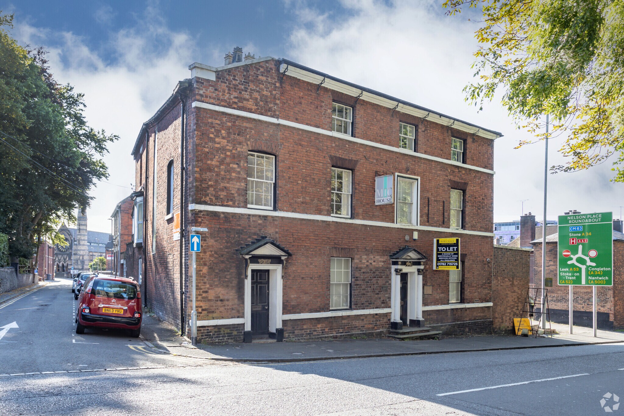 8 Queen St, Newcastle Under Lyme to rent Building Photo- Image 1 of 6