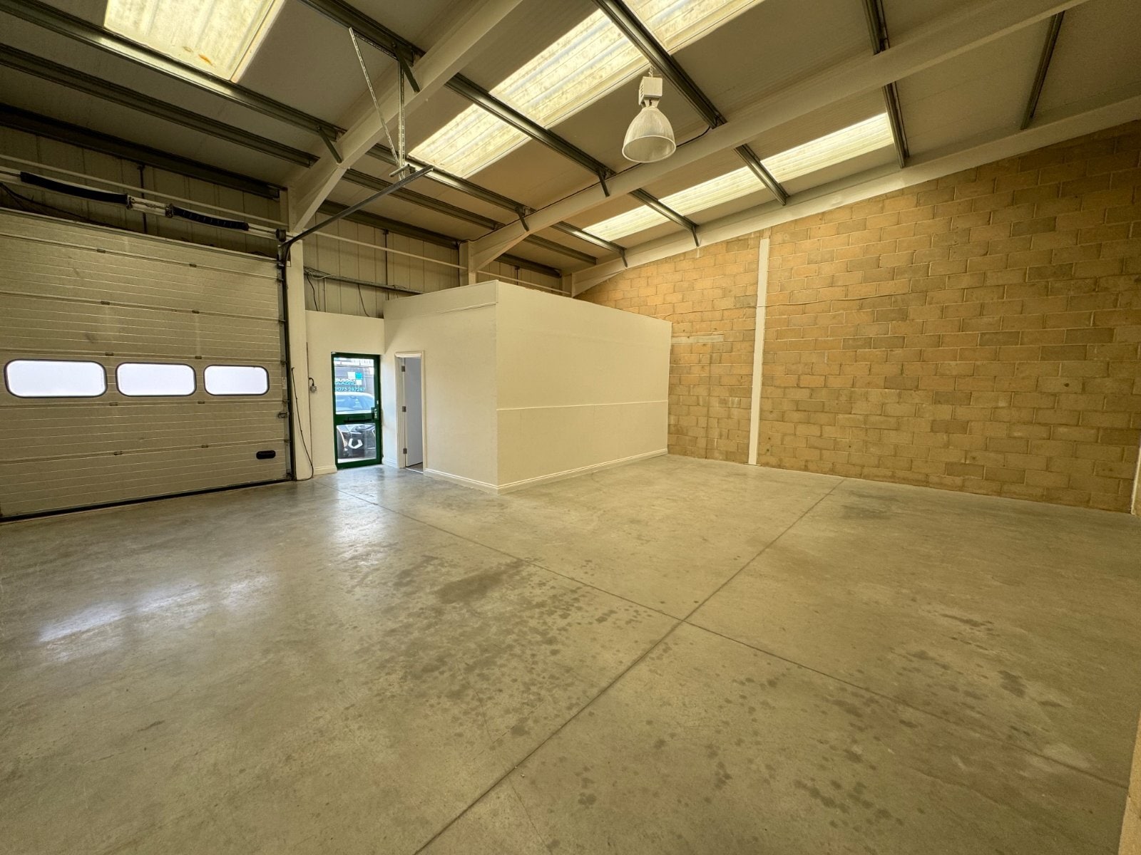 Evershed Way, Shoreham By Sea to rent Interior Photo- Image 1 of 3