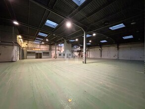 Light Industrial in Palaiseau to rent Building Photo- Image 1 of 8
