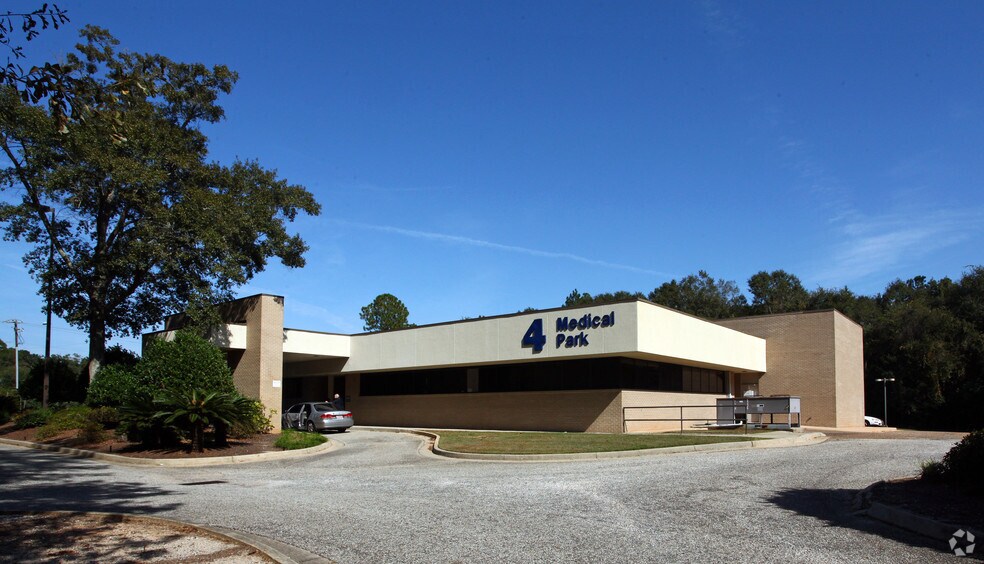 3301 Knollwood Dr, Mobile 36693 UK