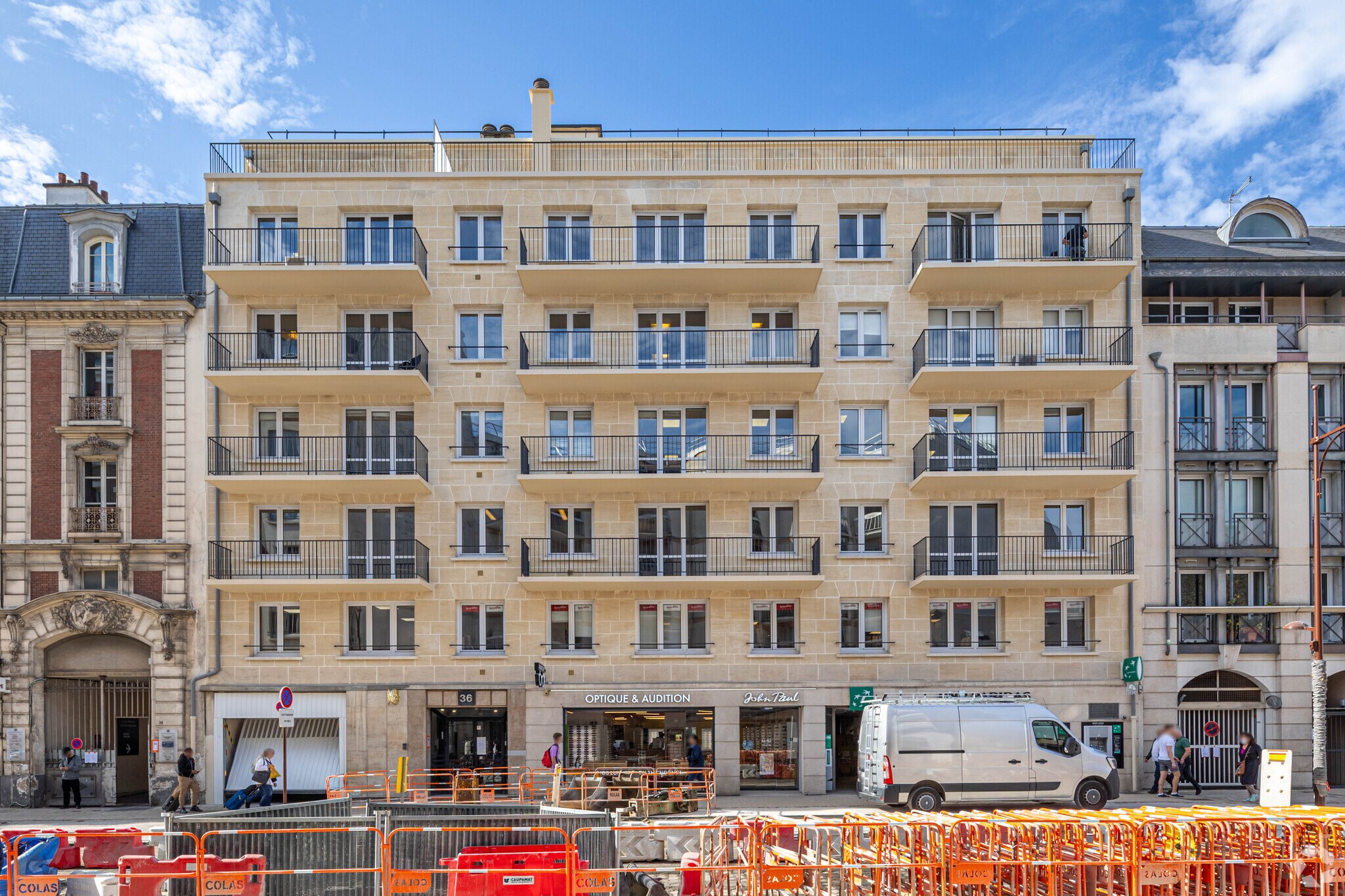 Office in Versailles to rent Primary Photo- Image 1 of 3