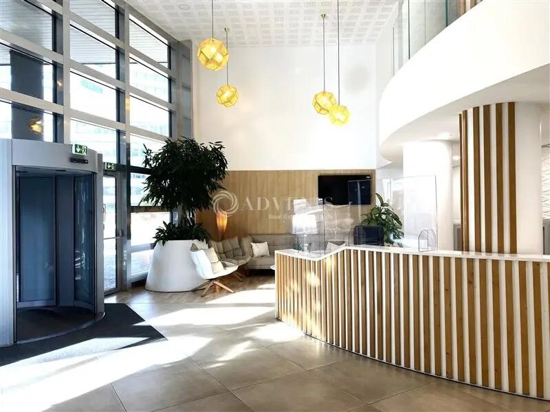 Office in Courbevoie to rent Lobby- Image 1 of 12