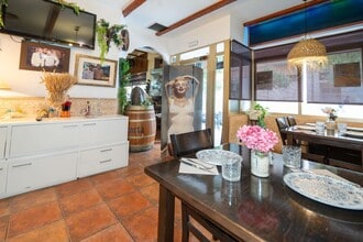 Retail in València, Valencia to rent Interior Photo- Image 1 of 17