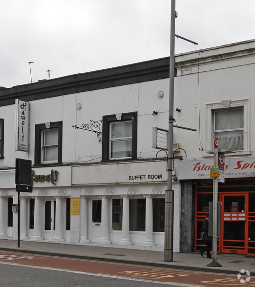 131 Uxbridge Rd, London to rent - Building Photo - Image 2 of 2