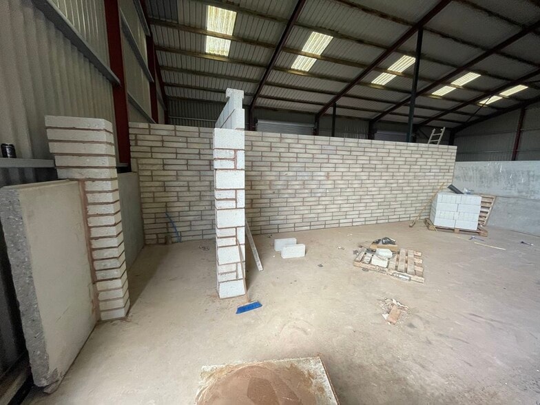 Business Park, Wellington to rent - Interior Photo - Image 2 of 4