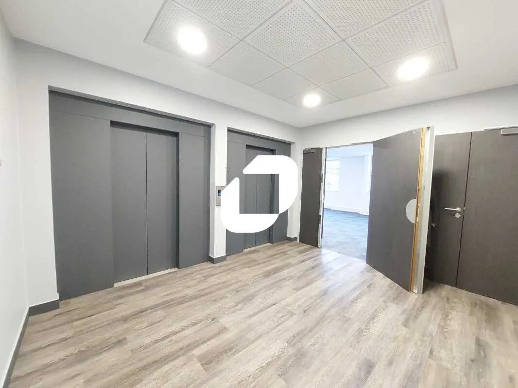 Office in Vélizy-Villacoublay to rent Interior Photo- Image 1 of 2