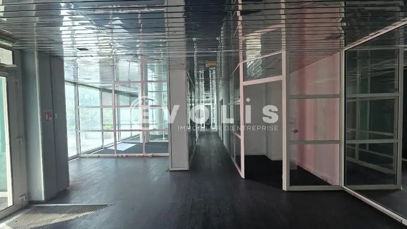 Office in Suresnes to rent Interior Photo- Image 1 of 8