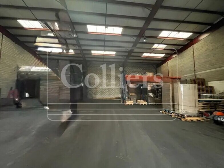 Light Industrial in Aubagne to rent - Interior Photo - Image 2 of 6