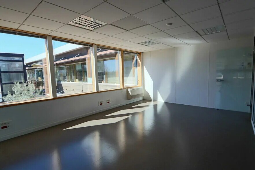 Office in Avignon to rent - Interior Photo - Image 2 of 9