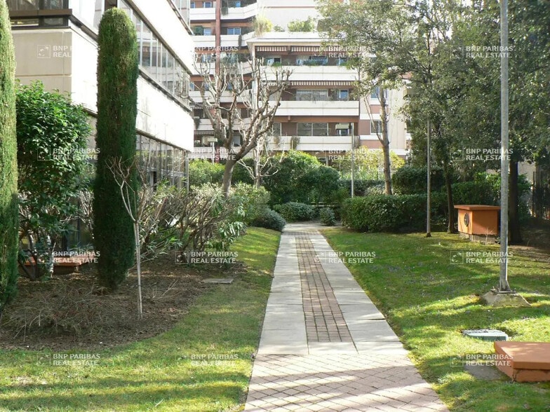 Office in Marseille to rent - Building Photo - Image 3 of 10