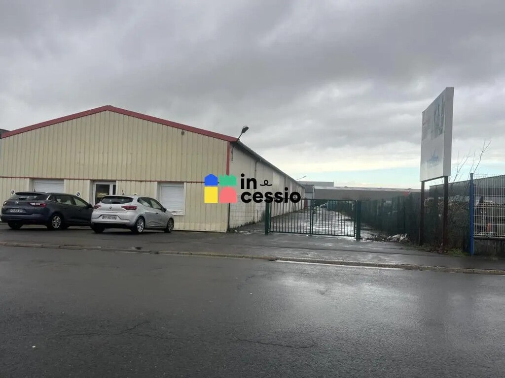 Location Local d'activités 850 m² - Photo 1