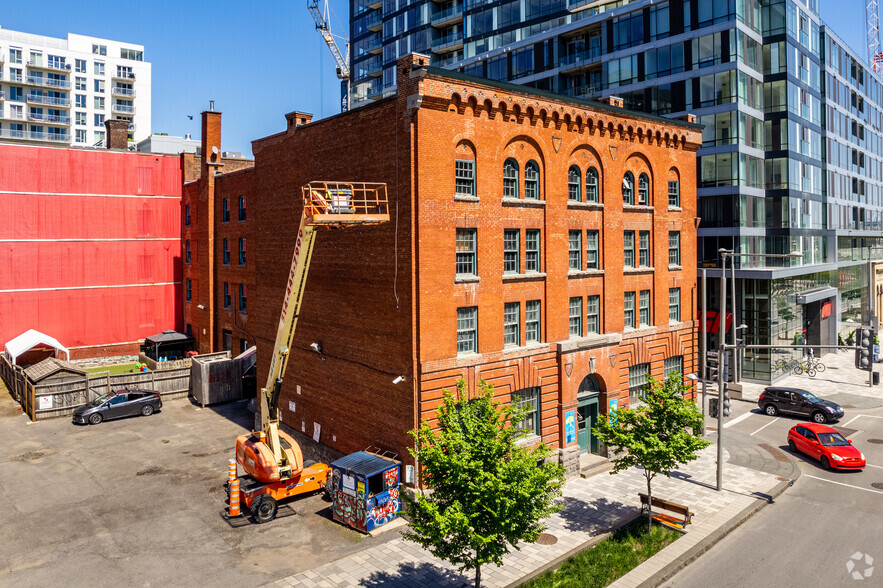 351 Boul Robert-Bourassa, Montréal, QC for rent - Building Photo - Image 2 of 4