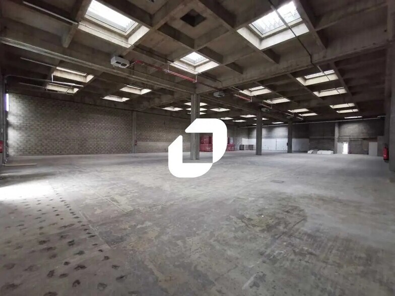 Light Industrial in Rungis to rent - Interior Photo - Image 2 of 6
