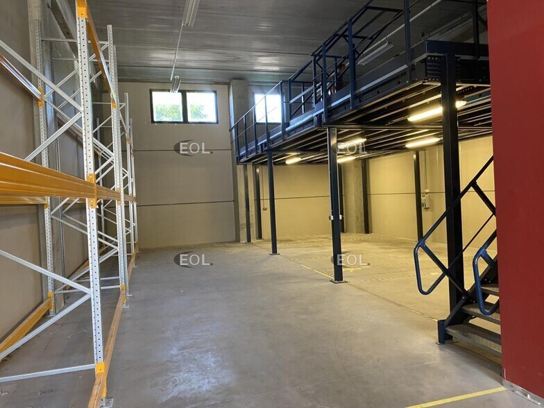 Light Industrial in Brignais to rent - Interior Photo - Image 3 of 12