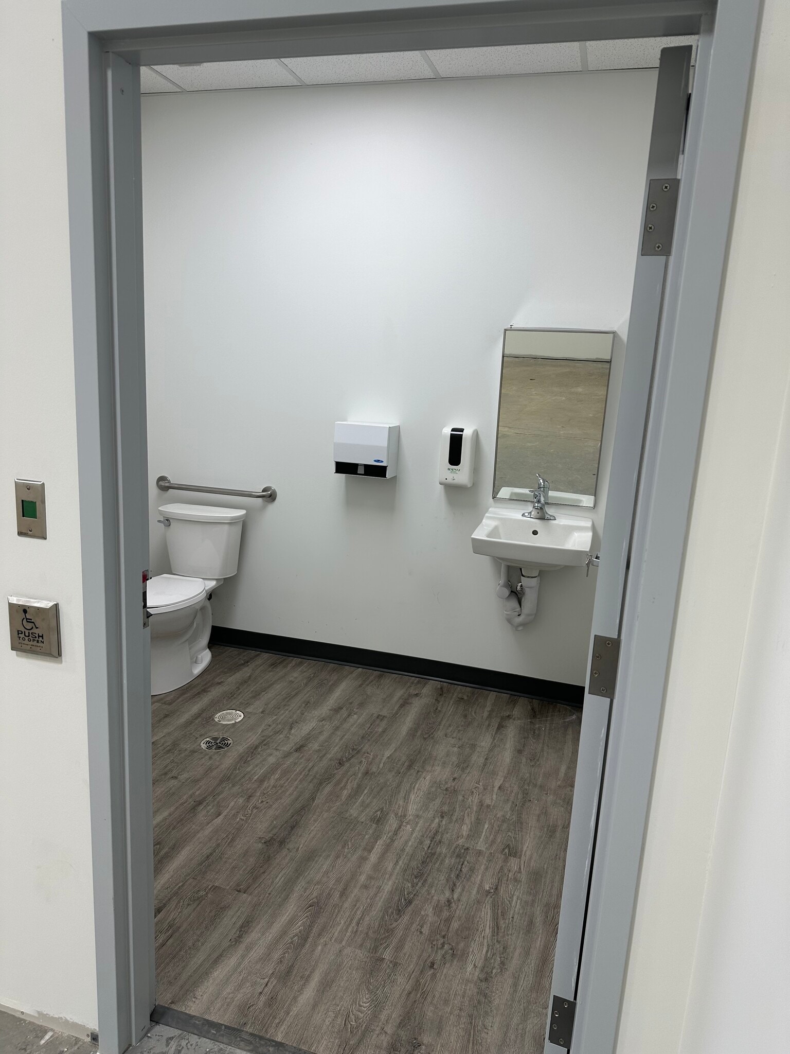 24 Viceroy Rd, Concord, ON to rent Interior Photo- Image 1 of 8