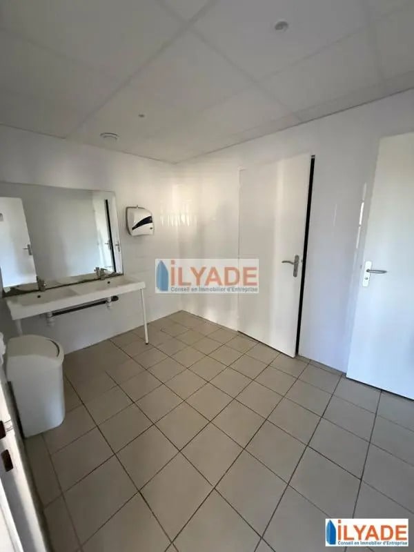 Office in Marseille to rent Building Photo- Image 1 of 6