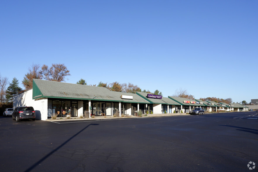 685-725 Quaker Ln, West Warwick, RI for sale - Primary Photo - Image 1 of 1