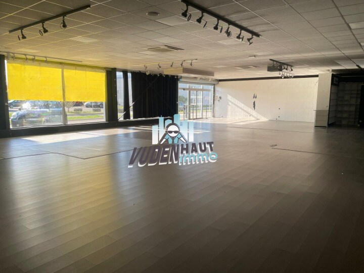 Retail in Portet-sur-Garonne to rent Interior Photo- Image 1 of 10