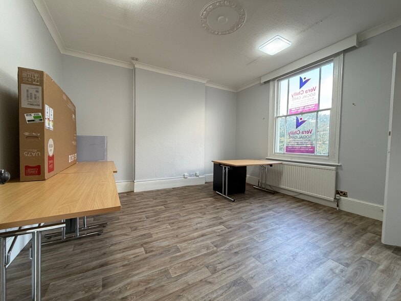 Wentworth House, Dunstable to rent - Interior Photo - Image 2 of 6