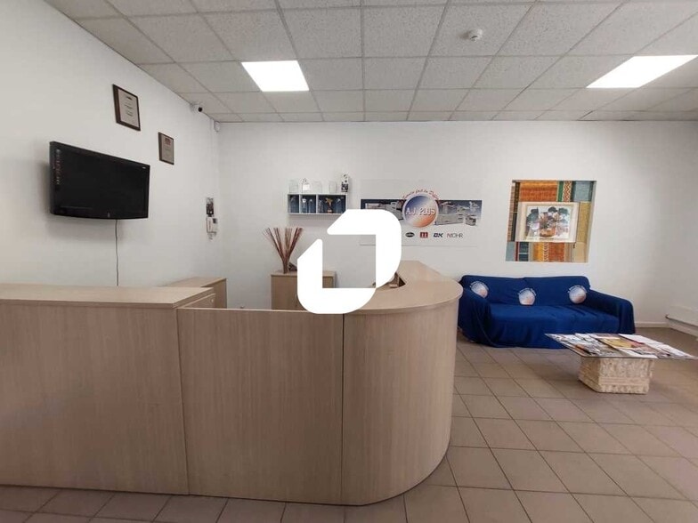 Light Industrial in Trappes for sale - Interior Photo - Image 3 of 11