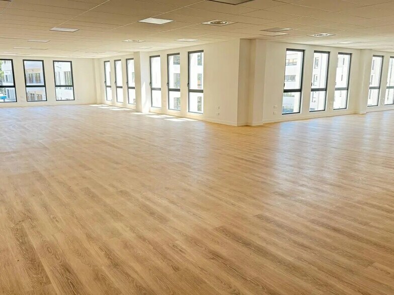 Office in Aubagne to rent - Building Photo - Image 2 of 9