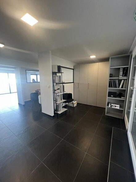 10 Rue Du Docteur Armaing, Plaisance-du-Touch to rent - Interior Photo - Image 2 of 5