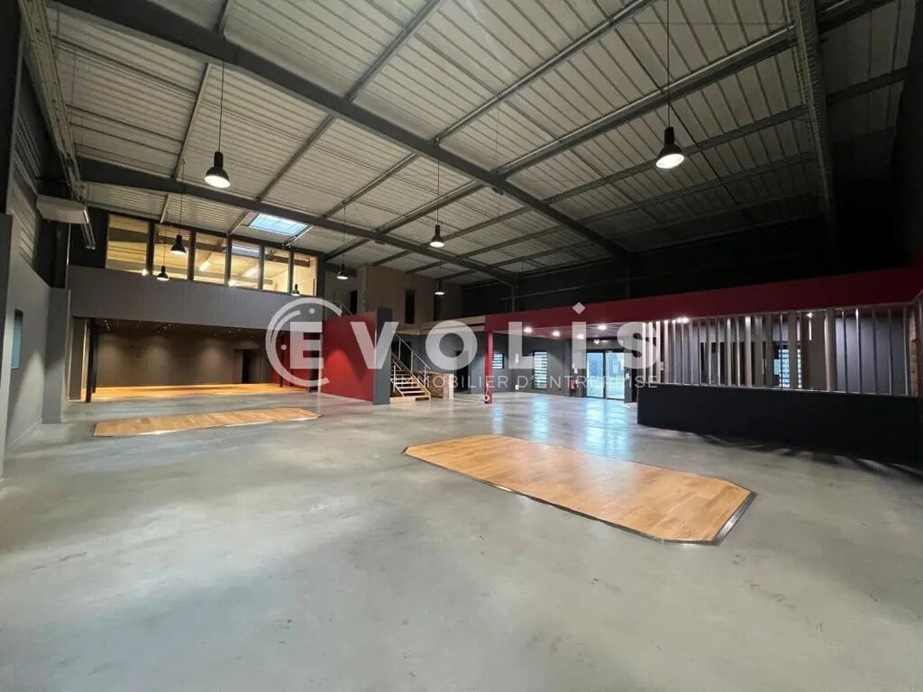 Location Commerce 900 m² - Photo 1