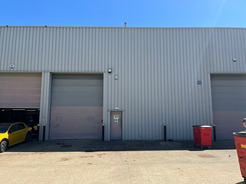 26-30 Vincent Av, Milton Keynes to rent - Building Photo - Image 2 of 10