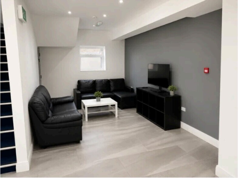 60 Oaklands Park Ave, Ilford to rent - Interior Photo - Image 2 of 11