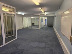 27-39 Station Ln, Hornchurch to rent Interior Photo- Image 2 of 6