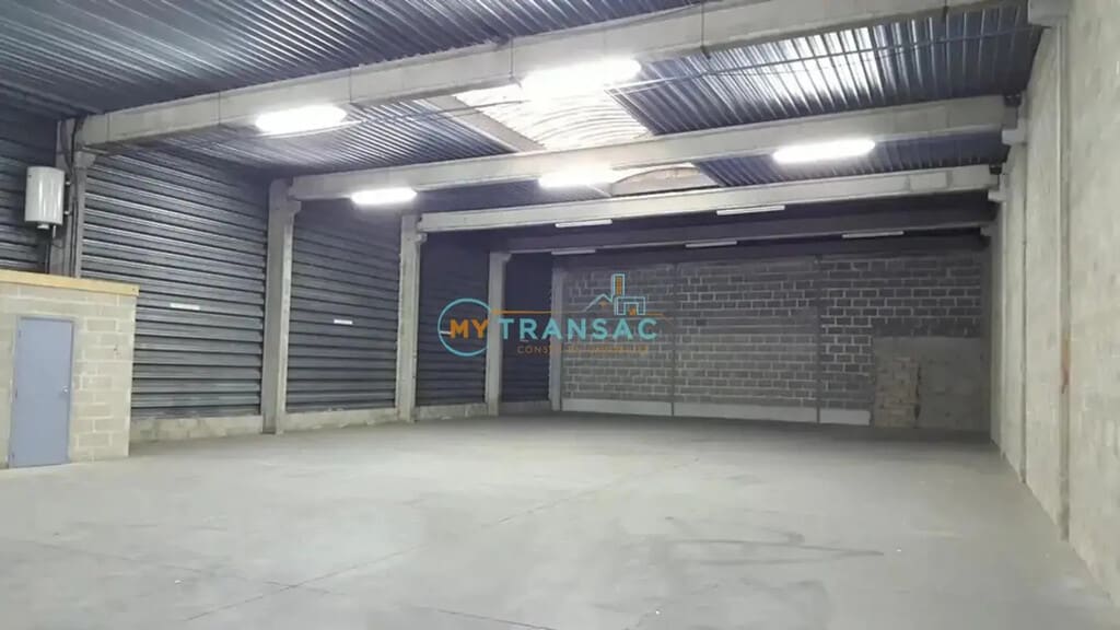 Location Local d'activités 530 m² - Photo 1