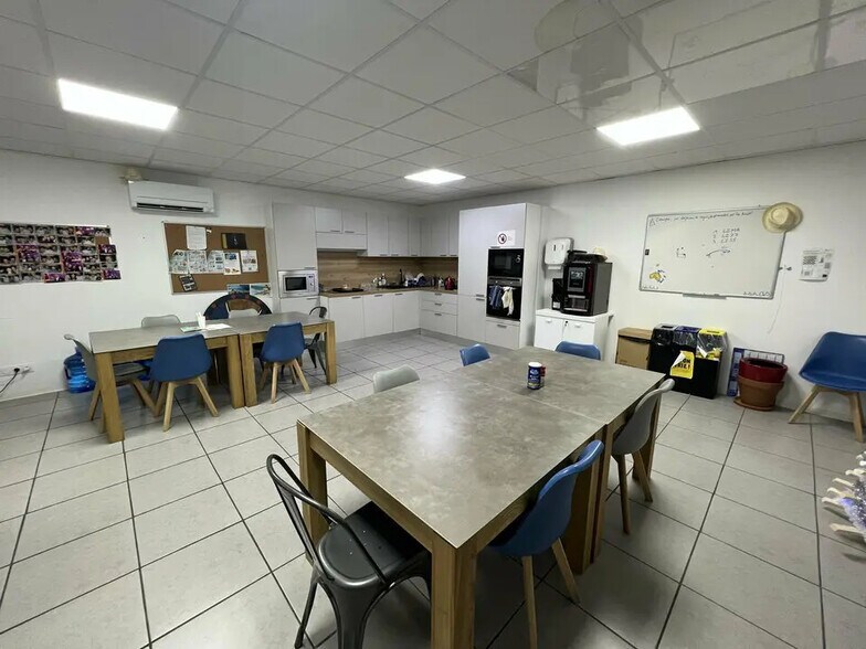 Office in Valence to rent - Building Photo - Image 1 of 7