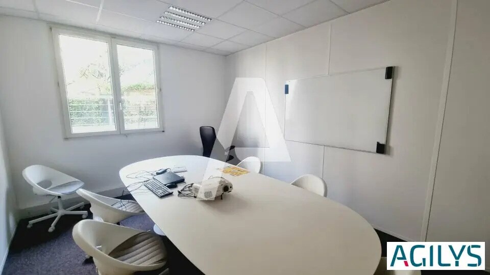Office in Montrouge to rent - Building Photo - Image 1 of 5