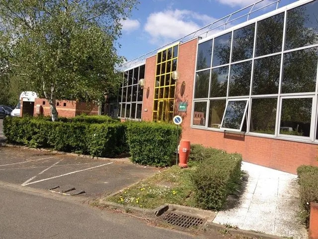 Light Industrial in Les Ulis to rent - Building Photo - Image 2 of 3