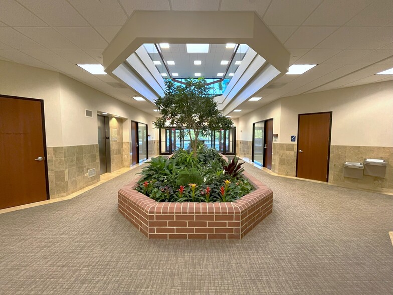 4200 Cantera Dr, Warrenville, IL for sale - Lobby - Image 2 of 39